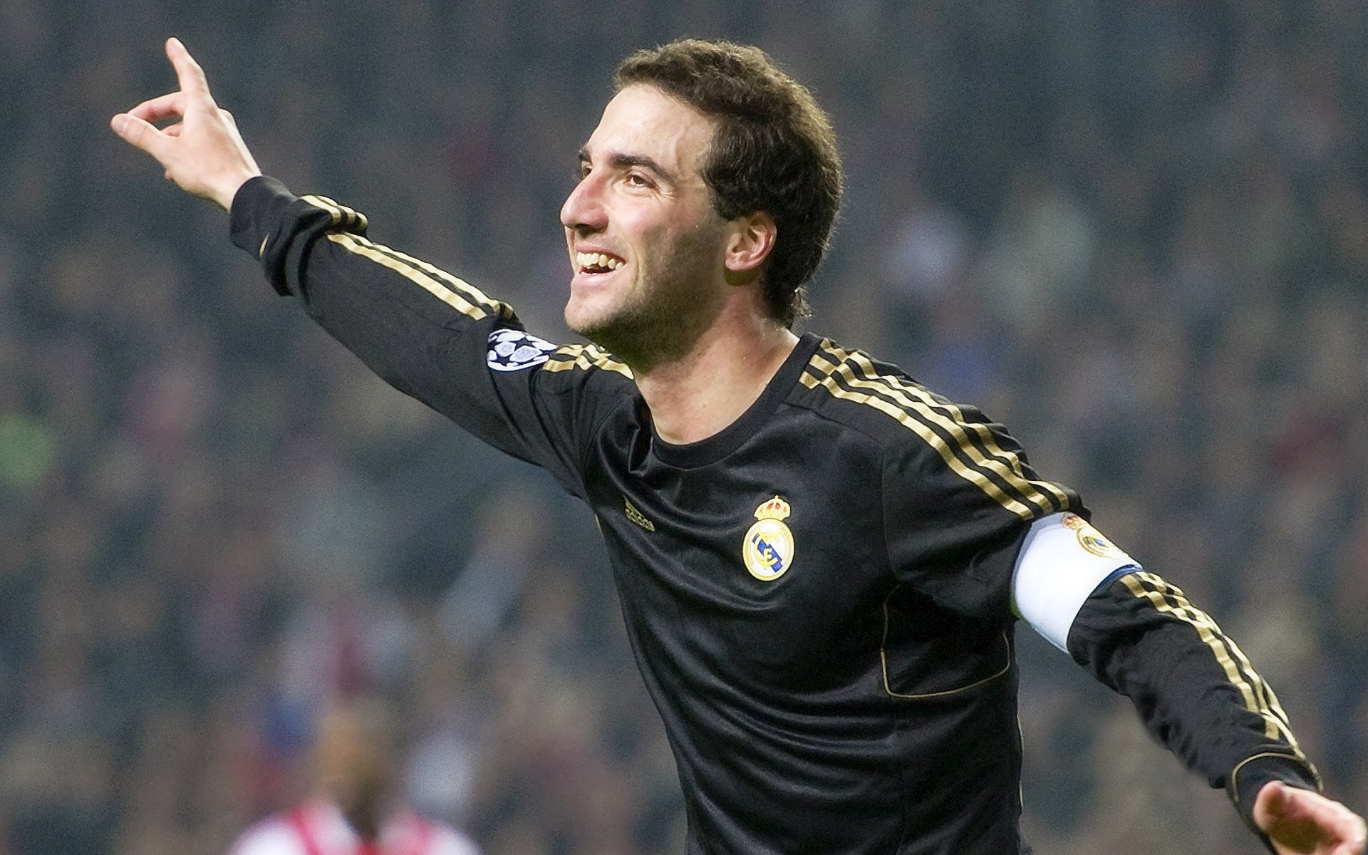 中超联赛激战正酣，争冠保级悬念迭起